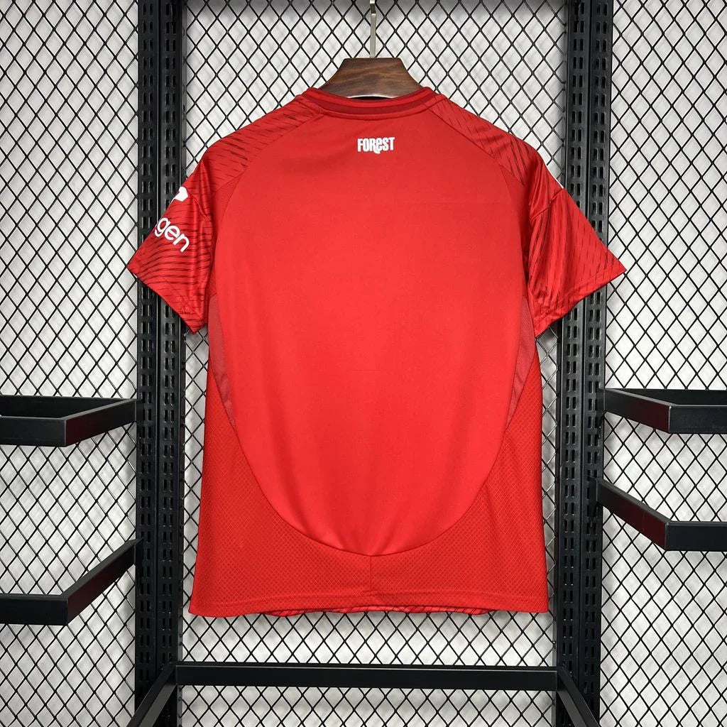 Maillot Nottingham Forest 2024-25 de Le 12 -ème Maillot, maillot de football avec logo et détails de l'équipe anglaise.