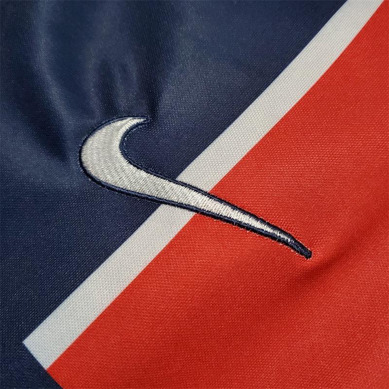 Maillot PSG 2020-21 Le 12-ème Maillot, jersey de football avec logo du Paris Saint-Germain, vue de face, détails visibles.