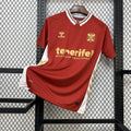 Maillot extérieur du Tenerife 2025-26 de la marque Le 12 -ème Maillot, vue frontale avec logo et détails du design.