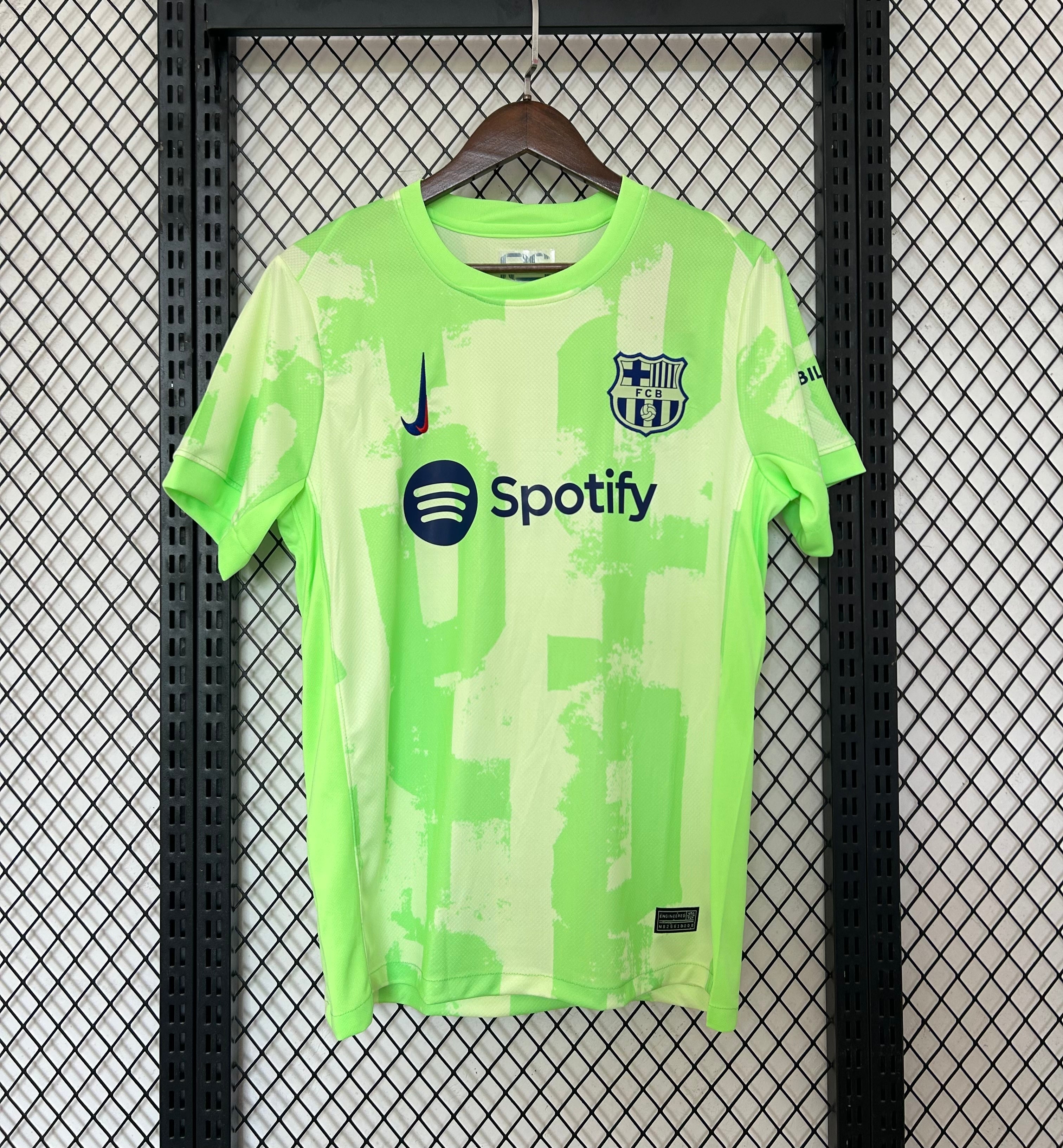 Maillot 24/25 Barcelone Le 12 -ème Maillot, maillot de football vert avec logo de l'équipe, vue de face.