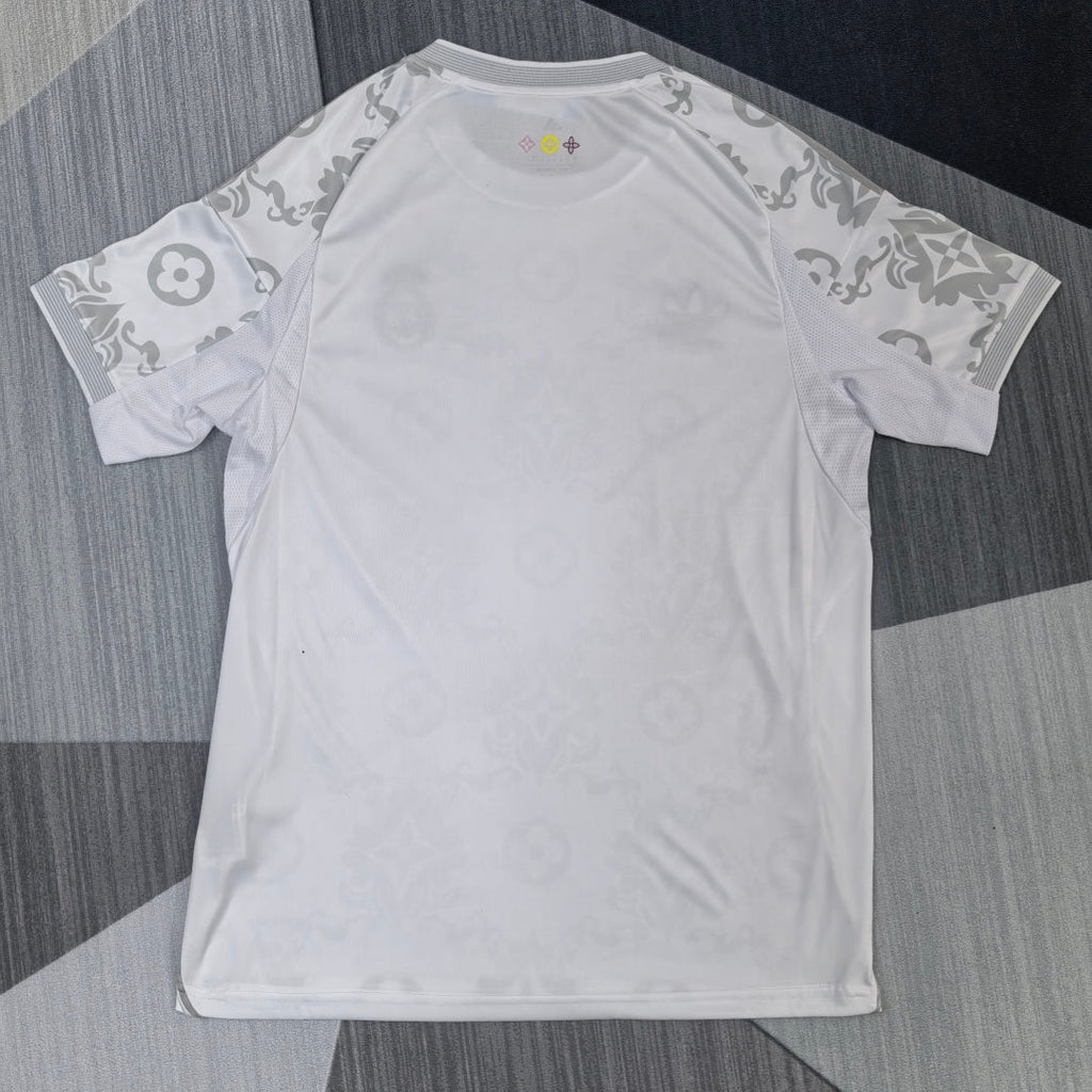 Maillot 25/26 Real Madrid Le 12 -ème Maillot, maillot de football blanc avec logos et détails officiels, vue de face.