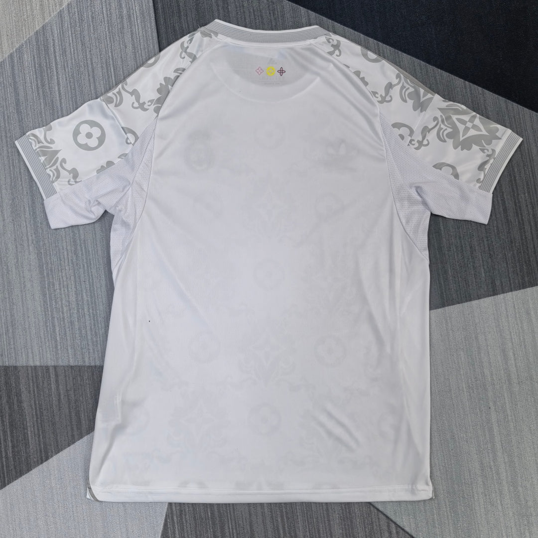 Maillot 25/26 Real Madrid Le 12 -ème Maillot, maillot de football blanc avec logos et détails officiels, vue de face.