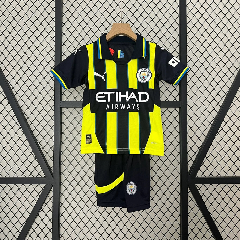Maillot extérieur pour enfant Manchester City 2024-25, kit officiel Le 12-ème Maillot, avec logo et détails du maillot.