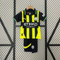 Maillot extérieur pour enfant Manchester City 2024-25, kit officiel Le 12-ème Maillot, avec logo et détails du maillot.