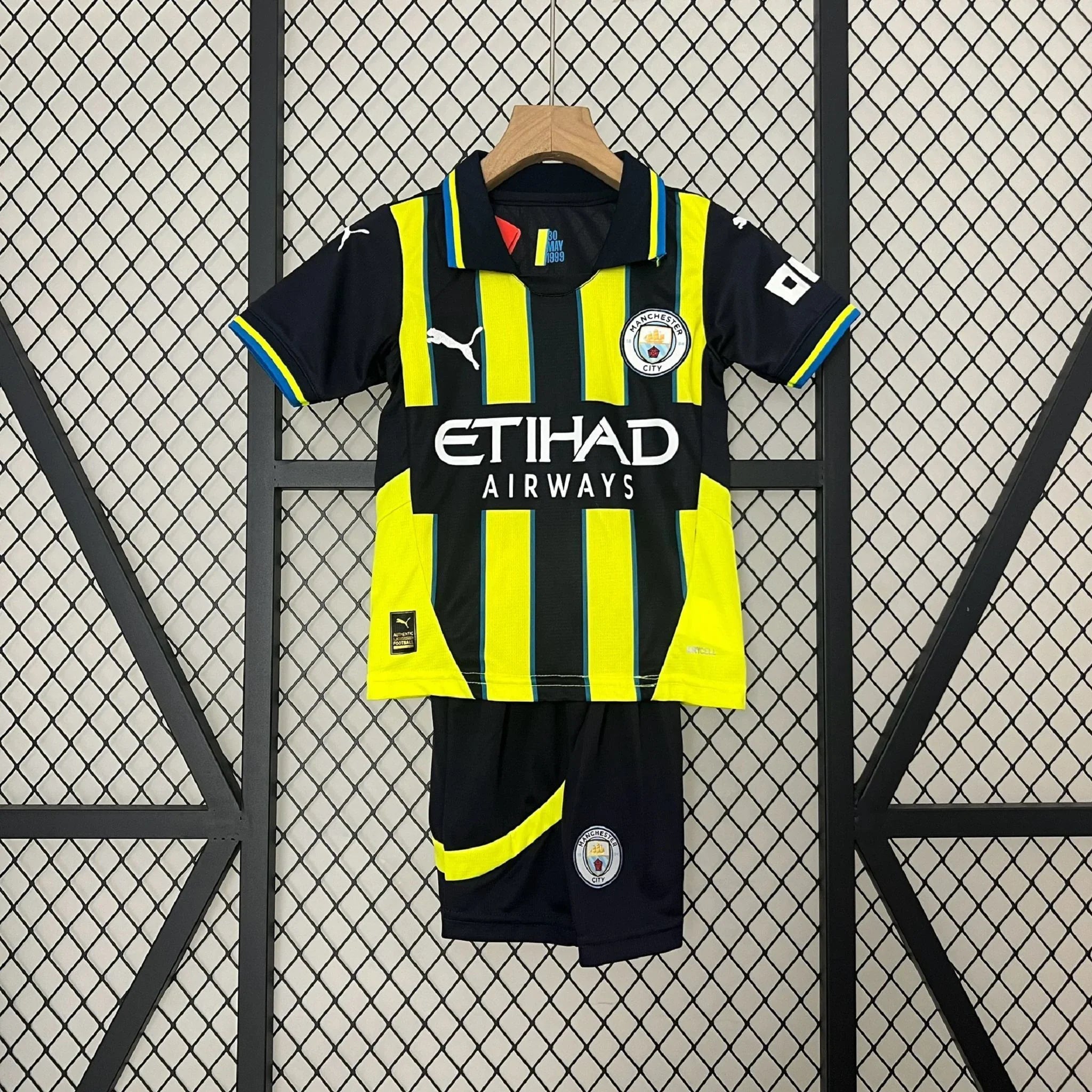 Maillot extérieur pour enfant Manchester City 2024-25, kit officiel Le 12-ème Maillot, avec logo et détails du maillot.