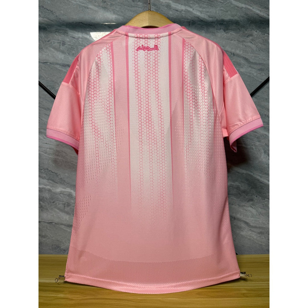 Maillot de football 25/26 Algérie Spécial joueur rose Le 12-ème Maillot, vue d'ensemble du maillot avec logo et détails.