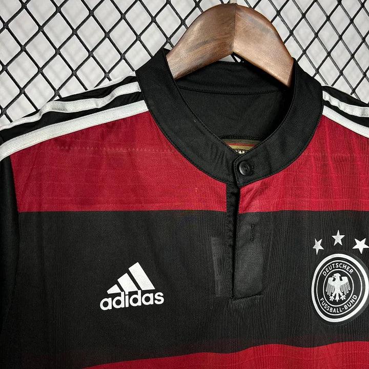 Maillot rétro Allemagne 2014 de Le 12 -ème Maillot, vue de face avec motifs traditionnels et couleurs nationales.