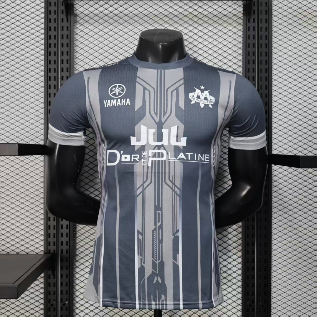 Maillot gris Marseille 25/26 pour joueur, marque Le 12 -ème Maillot, vue front avec logo et détails du maillot.