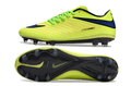 Crampons Hypervenom Phantom pour football, fabriqués par Le 12 -ème Maillot, montrant les pointes en métal et la fixation.
