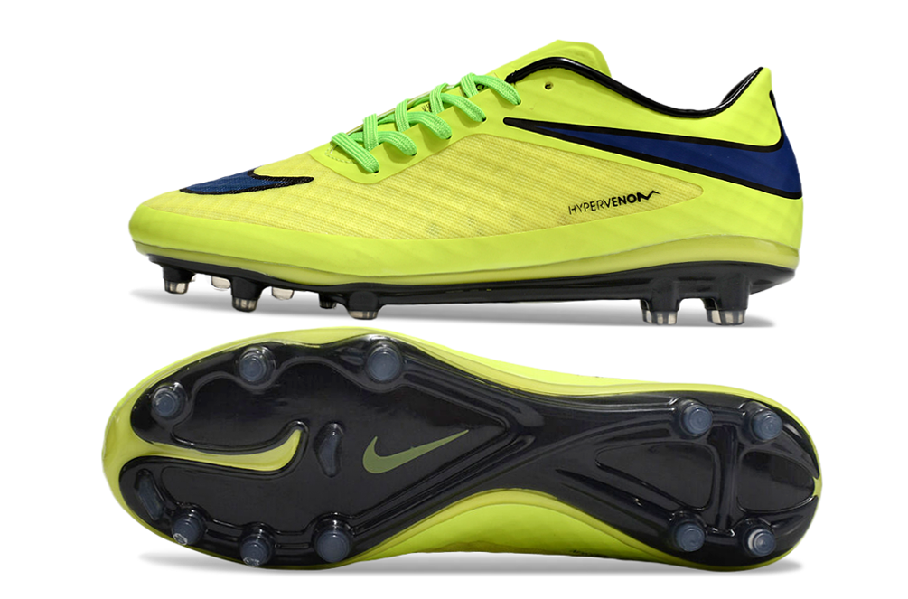 Crampons Hypervenom Phantom pour football, fabriqués par Le 12 -ème Maillot, montrant les pointes en métal et la fixation.