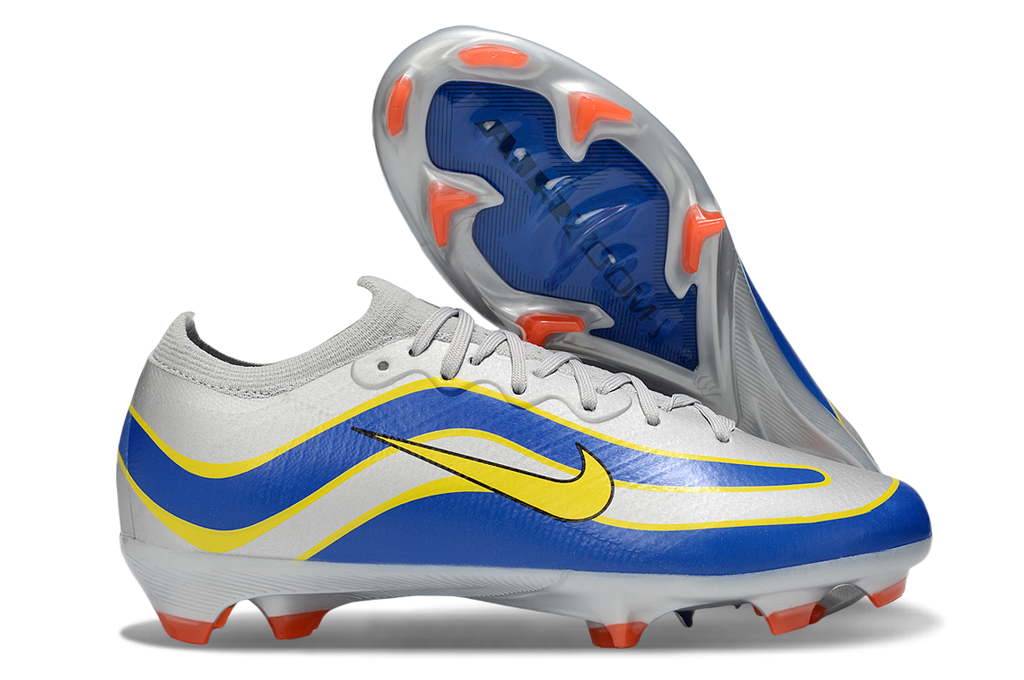 Crampons Mercurial Superfly IX Elite pour football, semelles avec pointes en métal et design moderne, vue de côté.
