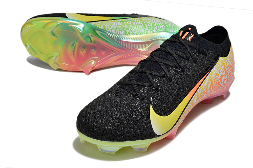 Crampons Nike Mercurial Superfly IX Elite avec spikes en acier, adaptés pour le football, vue de face avec semelle et crampons visibles