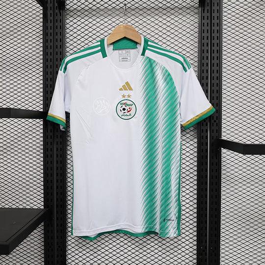 Maillot extérieur de l'Algérie 2022-2023, Le 12 -ème Maillot, vue de face avec logo et design sportif blanc, vert et rouge.