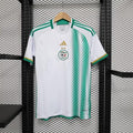 Maillot extérieur de l'Algérie 2022-2023, Le 12 -ème Maillot, vue de face avec logo et design sportif blanc, vert et rouge.