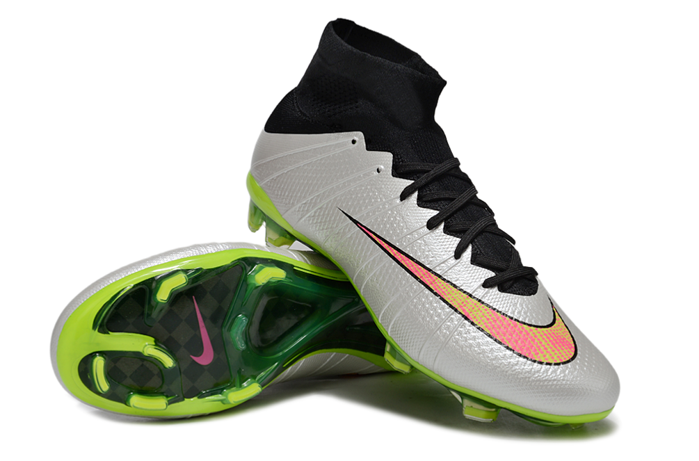Crampons Mercurial Superfly de Le 12 -ème Maillot, vue en gros plan, montrant les pointes en acier et la fixation sur la chaussure.