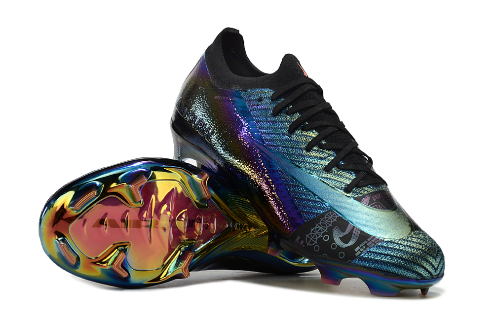 Crampons Mercurial Vapor XV Elite de Le 12 -ème Maillot, vue en gros plan, soulignant la semelle et les pointes de fixation.