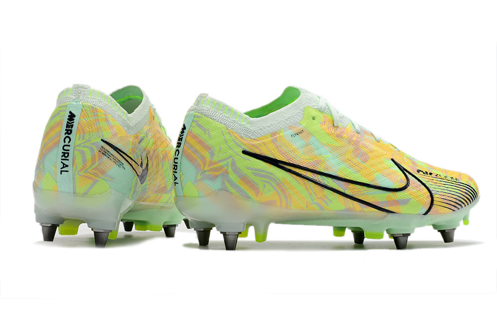 Crampons Mercurial Vapor XV Elite pour football, avec studs en métal, conçus pour performance et traction sur le terrain.