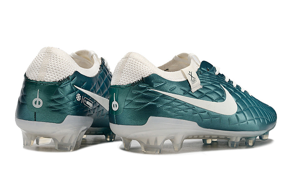 Crampons Le 12 -ème Maillot Tiempo Legend X Elite pour football, vue détaillée des pointes en acier et semelle.