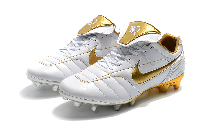 Crampons Le 12 Tiempo Legend 7 R10 Elite FG pour football, crampons en métal avec pointes pour terrains fermes.