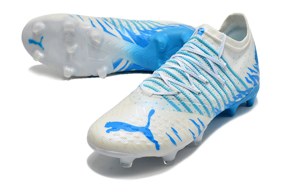 Crampons Future Z 1.3 Teazer FG de Le 12 -ème Maillot, vue rapprochée des pointes en acier pour football en extérieur.