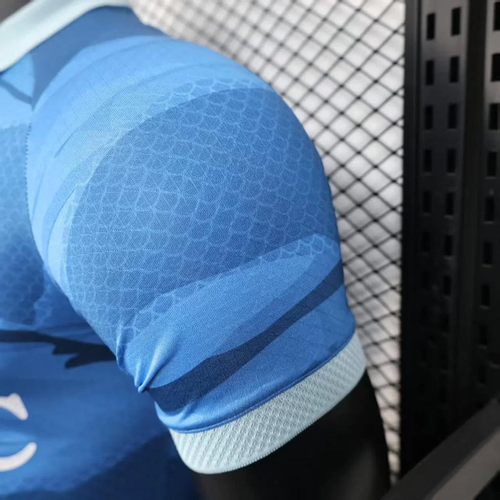 Maillot Napoli 2025/26 Le 12 -ème Maillot, jersey de football bleu avec logo Napoli, vue de face.