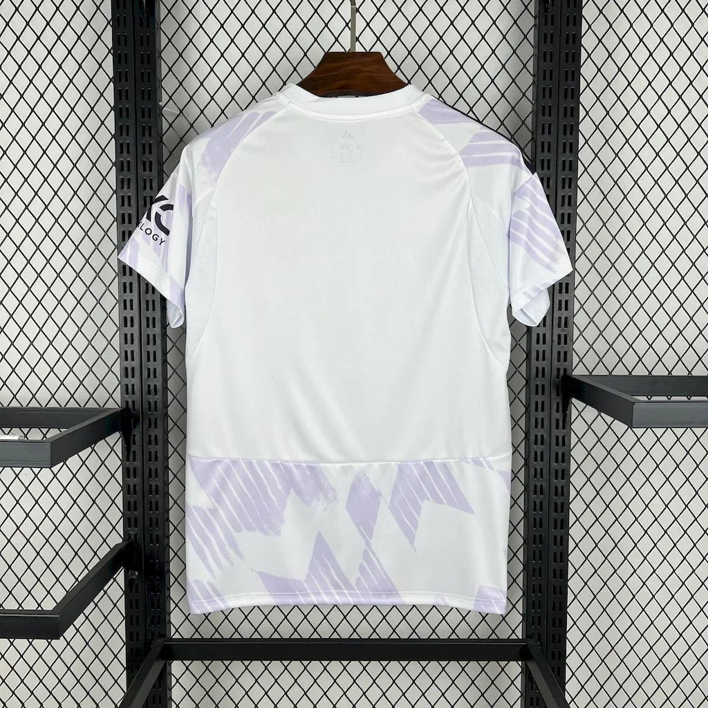 Maillot Manchester United 2025/2026 de la marque Le 12 -ème Maillot, vue de face avec logo et design moderne.