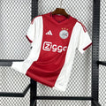 Maillot de football Ajax 2025-26, marque Le 12 -ème Maillot, vue de face avec logo et détails de l'équipe.