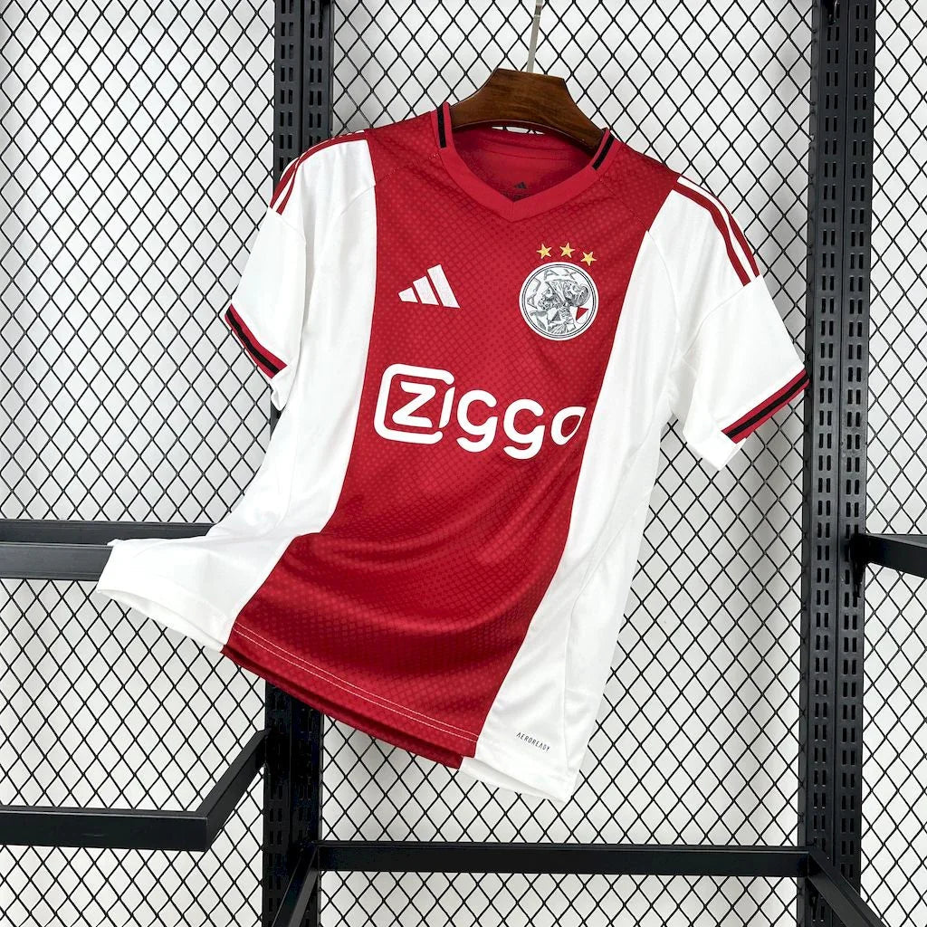 Maillot de football Ajax 2025-26, marque Le 12 -ème Maillot, vue de face avec logo et détails de l'équipe.