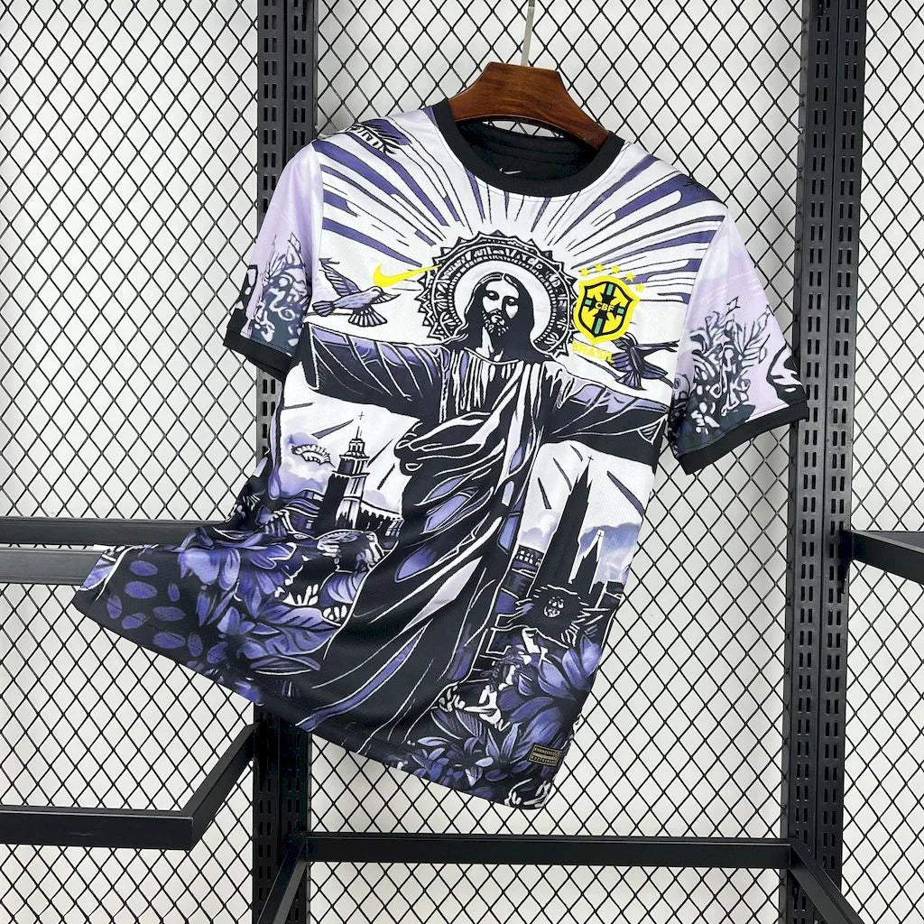 Maillot de football Brésil 2025-26, conçu par Le 12, affichant le logo de la sélection nationale sur fond coloré.