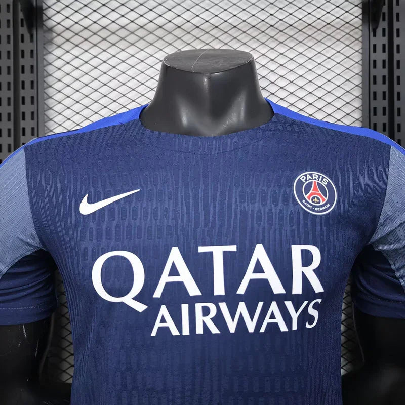 Maillot d'entraînement PSG Le 12 -ème Maillot 2025-26, logo du club, manches bleues et design sportif visible sur l'image.