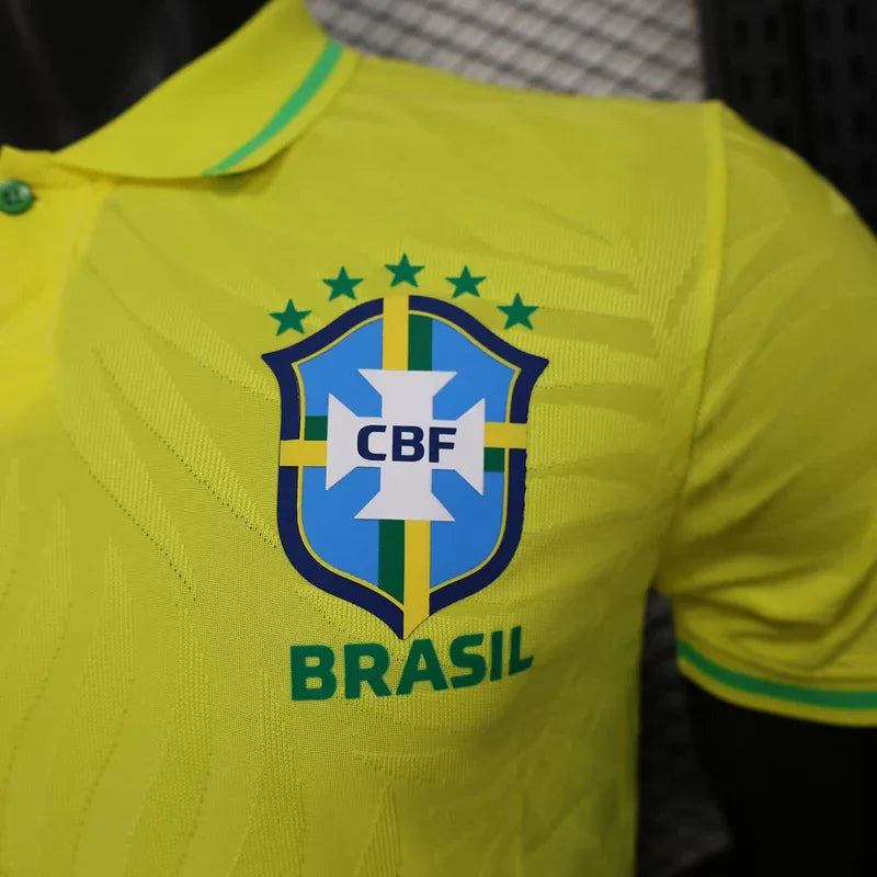 Maillot Brésil 2025-26 de la marque Le 12, affiche le design du maillot, avec les couleurs et détails du football.