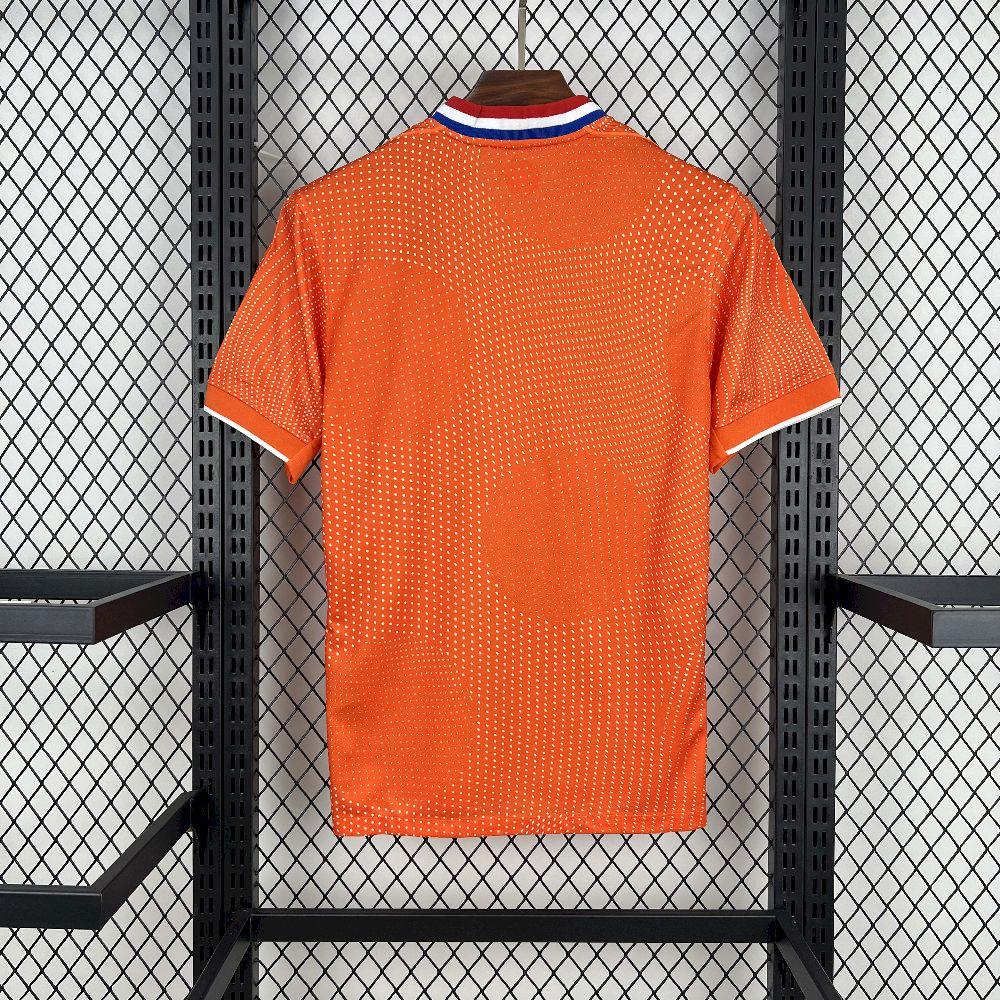 Maillot Pays-Bas 2025-26 de la marque Le 12 -ème Maillot, vue de face avec les couleurs orange et bleu.