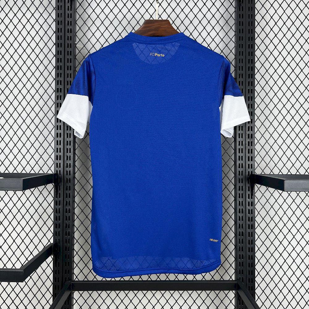 Maillot d'entraînement Porto 2025-26 de Le 12 -ème Maillot, maillot de football avec logo et design moderne visible.
