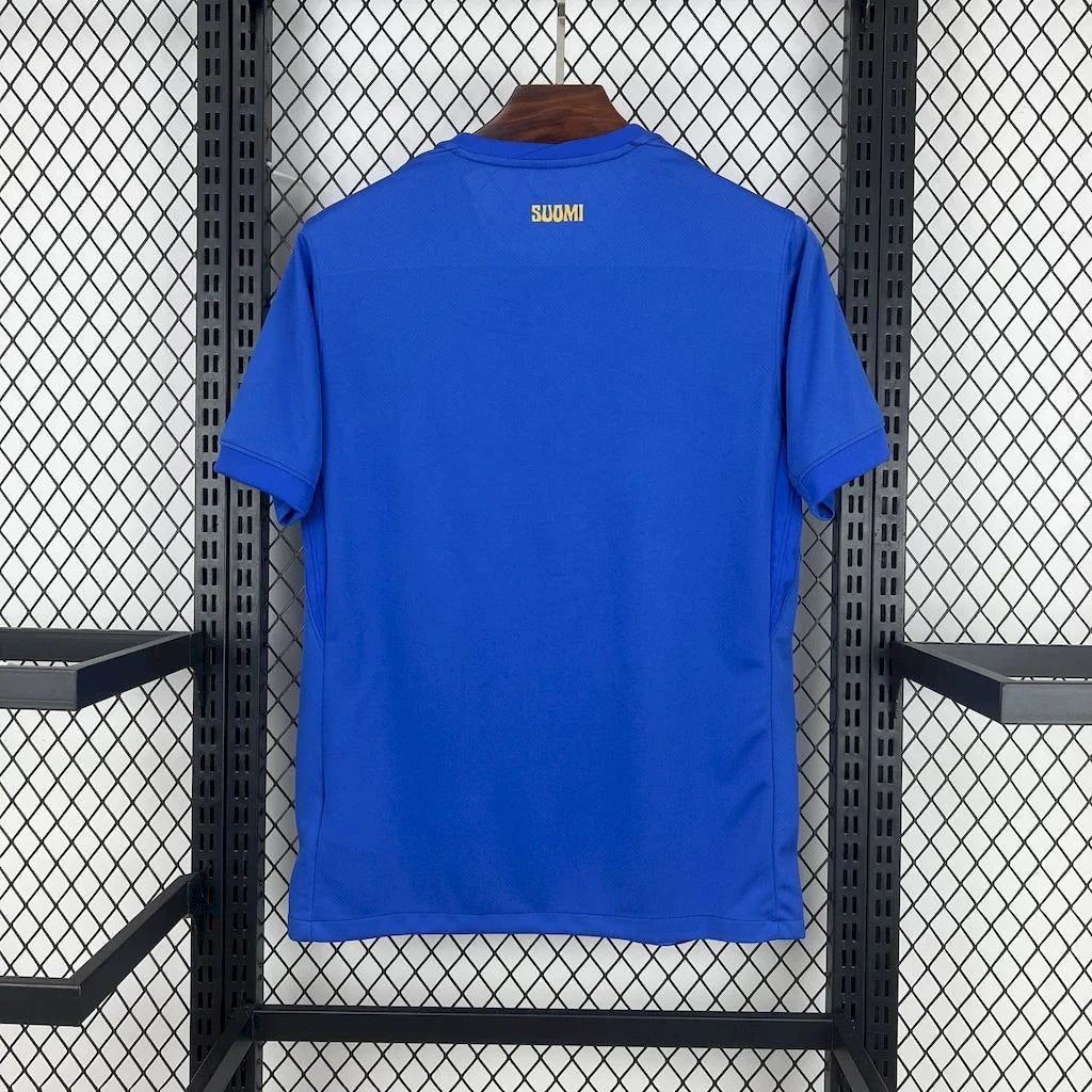 Maillot extérieur de la Finlande 2025-26, sport, avec le logo national, porté par un mannequin, détails en bleu et blanc.