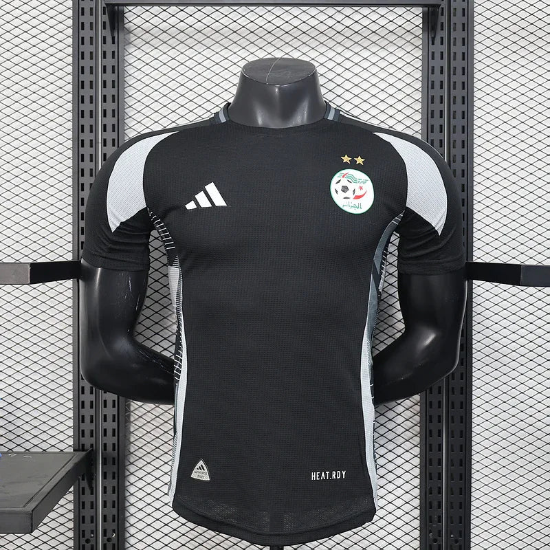 Maillot Algérie concept 2025 de la marque Le 12, design sportif avec couleurs vert, blanc et rouge, vue de face.