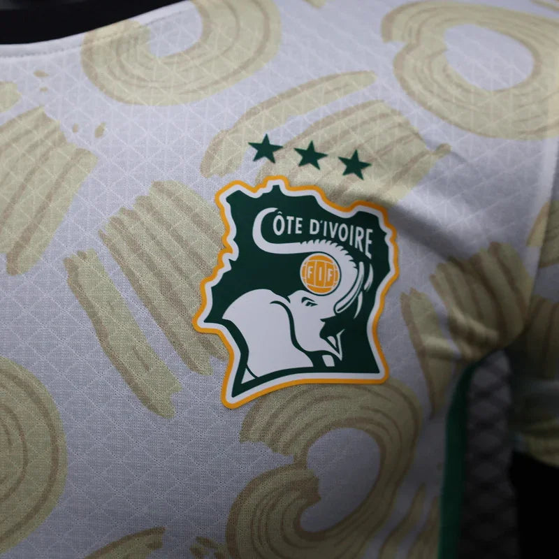 Maillot extérieur de la Côte d'Ivoire 2025, marque Le 12 -ème, avec couleurs nationales et logo officiel.