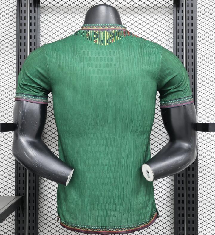 Maillot extérieur Mali CAN 2025-26, modèle du Le 12 -ème Maillot, en tissu bleu avec logo national et détails verts.