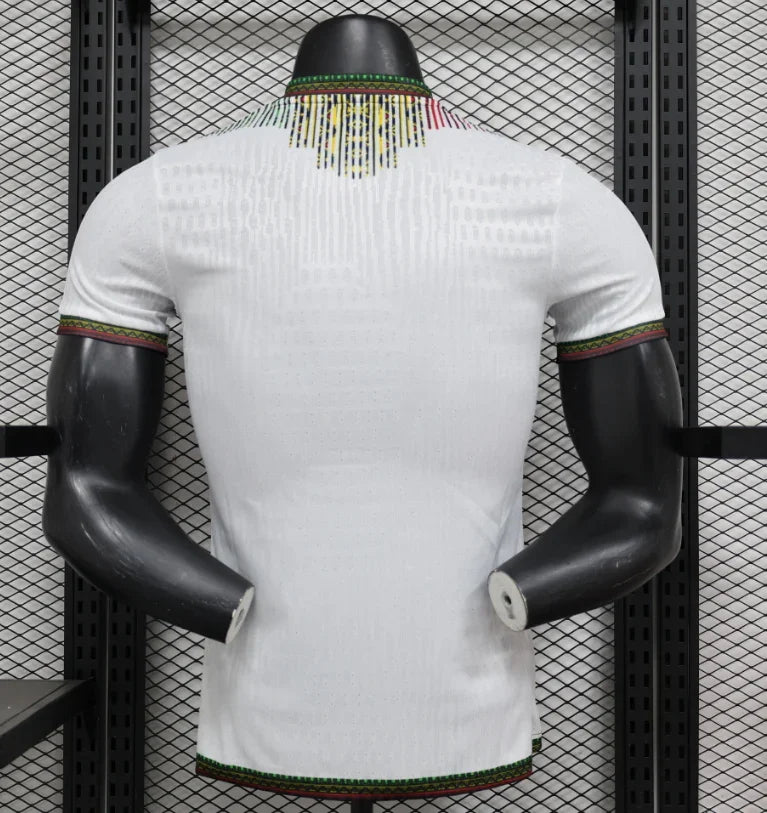 Maillot Mali CAN 2025-26 de la marque Le 12 avec motifs verts et or, vue de face sur fond blanc.
