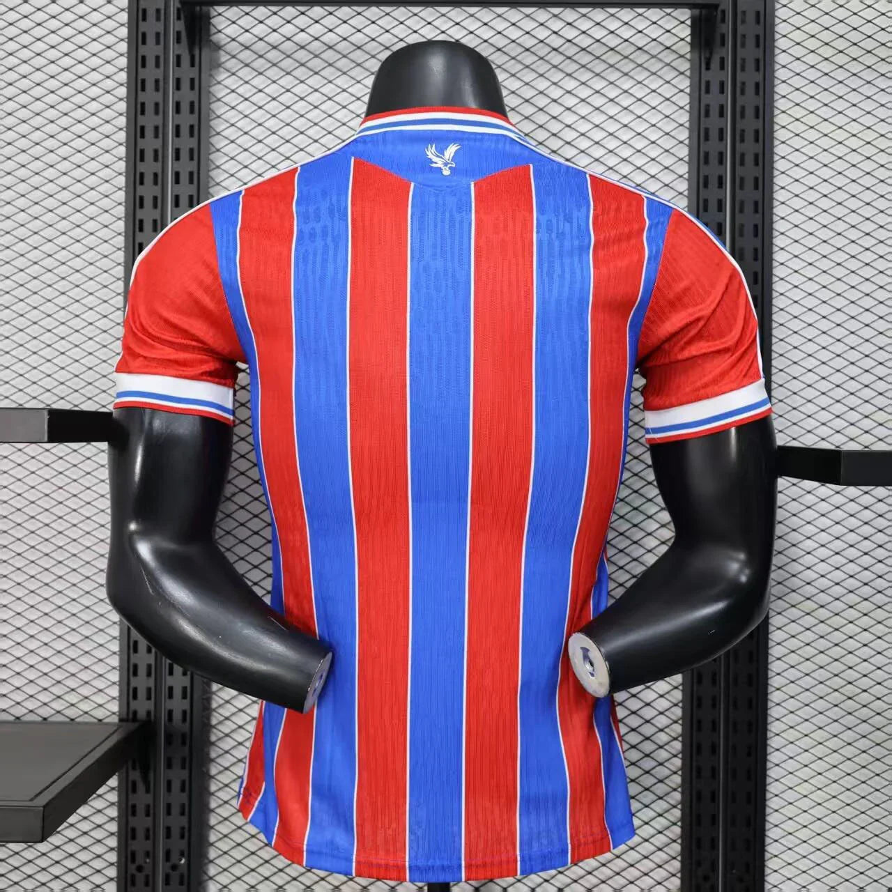 Maillot Crystal Palace 2025-26 de Le 12 -ème Maillot, jersey de football bleu avec logo du club et détails blancs, vue de face