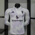 Maillot Manchester United manches longues 2025-26 Le 12-ème Maillot, maillot de football rouge avec logo et détails de l'équipe.