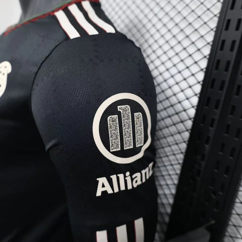 Maillot Bayern Munich 2025-26 Le 12-ème Maillot, maillot de football avec logo et détails du club Bayern Munich.