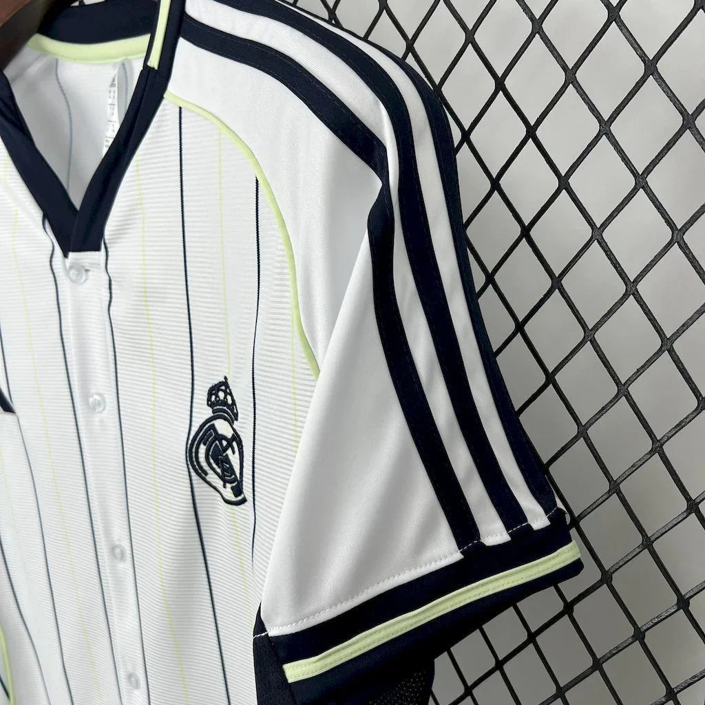 Maillot concept Real Madrid 2025-26 de la marque Le 12-ème Maillot, vue de face avec logo et design moderne.