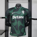 Maillot Sporting 2025-26 de la marque Le 12 -ème Maillot, vue de face avec détails du design sportif et logo.