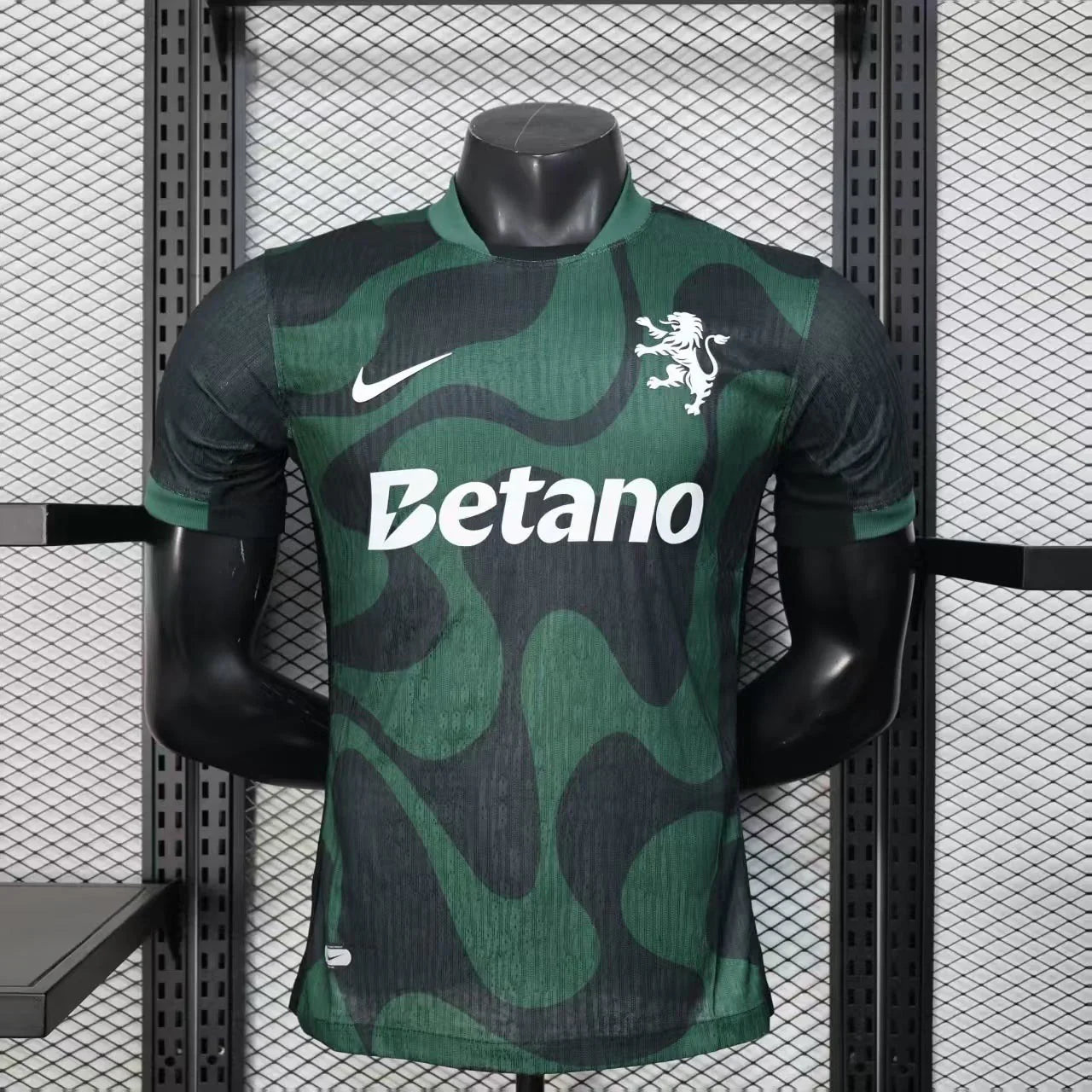 Maillot Sporting 2025-26 de la marque Le 12 -ème Maillot, vue de face avec détails du design sportif et logo.