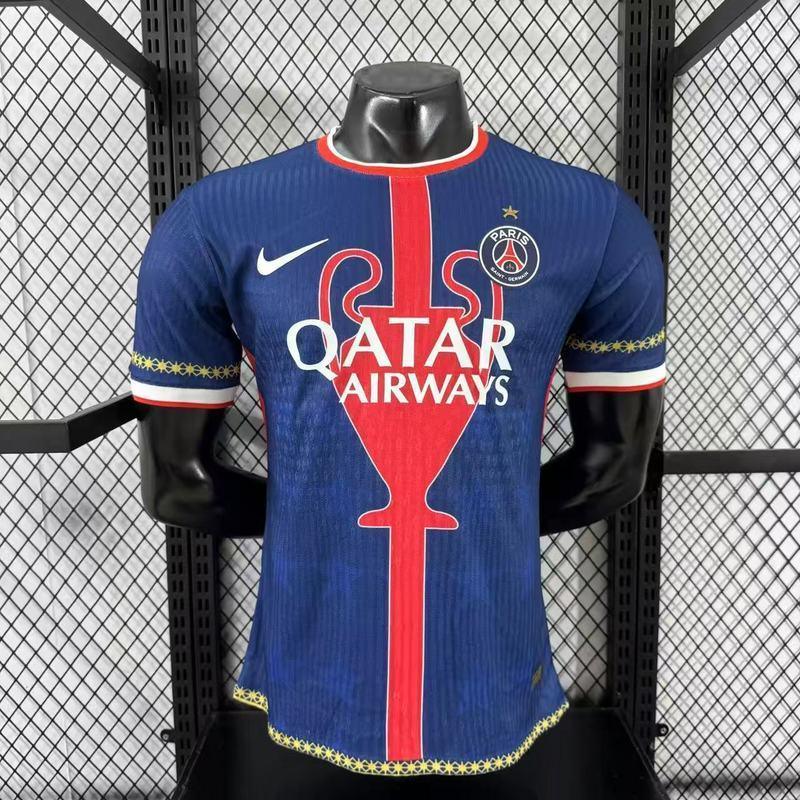 Maillot PSG concept 2025-26 de Le 12 -ème Maillot, maillot de football bleu avec logo du PSG et détails modernes.