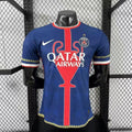 Maillot PSG concept 2025-26 de Le 12 -ème Maillot, maillot de football bleu avec logo du PSG et détails modernes.