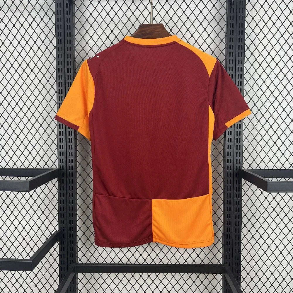 Maillot de football Galatasaray 2025-26, version officielle, en tissu bleu avec logo et détails du club, porté par un mannequin
