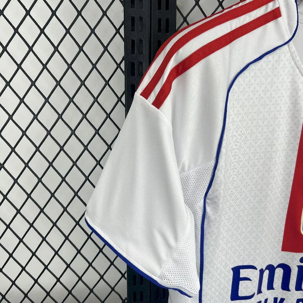 Maillot Lyon 2025-26 de la marque Le 12 -ème Maillot, vue de face avec logo et détails du maillot.