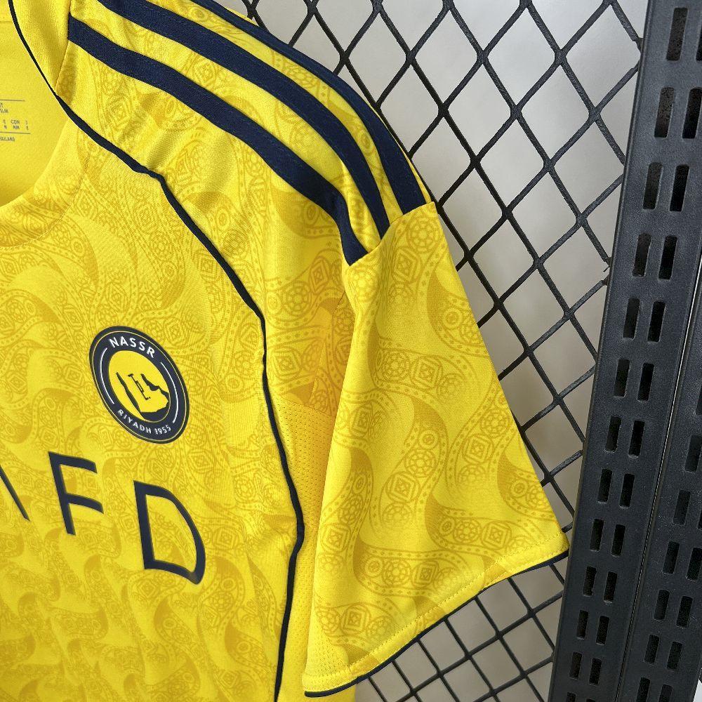 Maillot Al-Nassr 2025-26 de Le 12 -ème Maillot, vue frontale avec logo et détails du design sportif.
