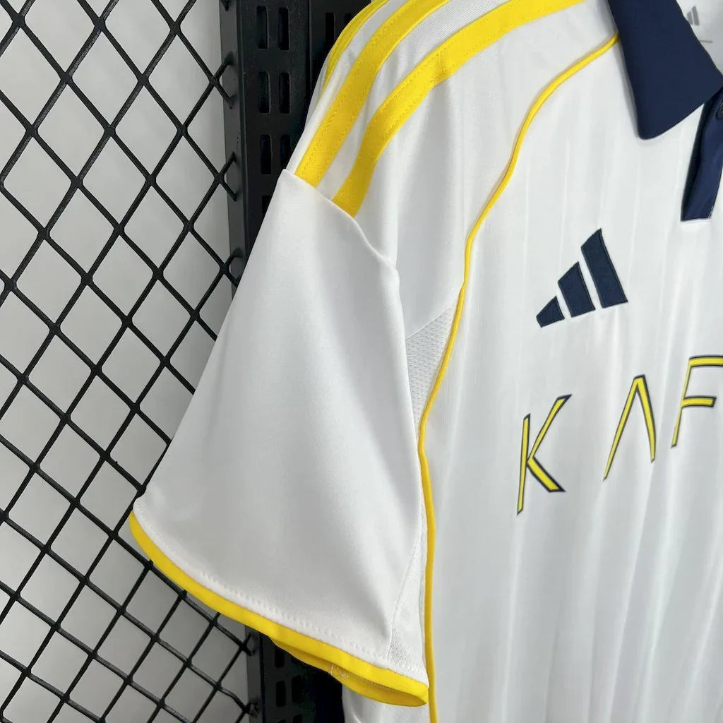 Maillot de football Al-Nassr 2025-26, marque Le 12, avec logo et design officiel, porté par un modèle.